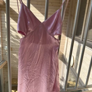 Rosa klänning - Rosa klänning aldrig använd