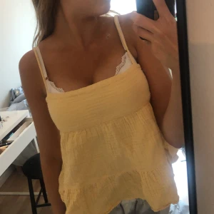 Topp från zara - Super söt i pastelgul❤️strl S
