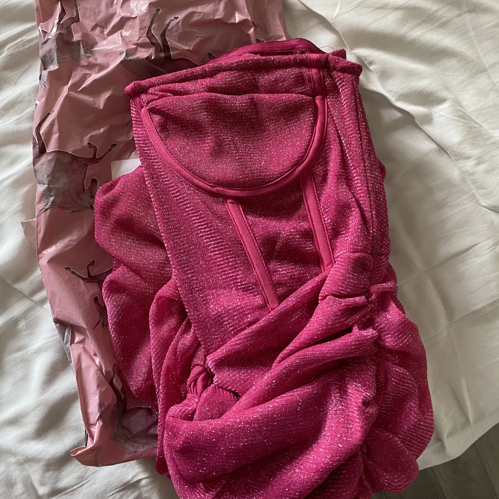Säljer min rosa glitter klänning som enbart är andvänd en gång, super fint skick så gott som ny. Frakten tillkommer. . Klänningar.