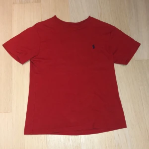Polo t-shirt - Säljer min polo Ralph lauren tröja i ett fint sckik Storlek: M för barn  Hör gärna av er om ni har några frågor eller vill ha fler foton😃 Ny pris: 499kr  Mitt pris: 200kr Pris gör att diskutera😊