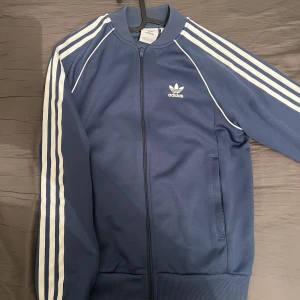 Adidas Originals Tröja - Adidas Originals Tröja Nästan nyskick Storlek S Köpare står för eventuell frakt
