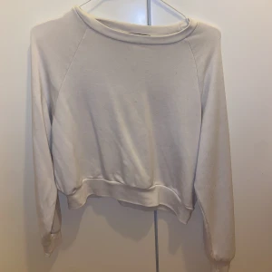 Vit tröja Bik Bok - En vit basic sweatshirt från Bik Bok. Storlek S. 