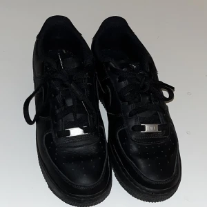 Air force 1 - Säljer mina svarta air forces 1 pågrund av att dem inte kommer till användning. De är i storlek 39. Dem är i utmärkt skick. Köpta för 1400 och säljer för 900.
