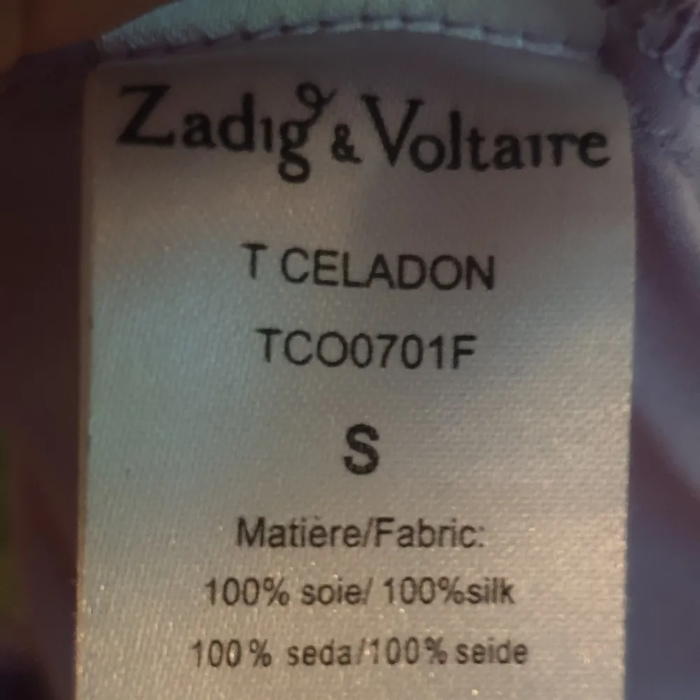 Supersöt cami från Zadig & Voltaire.   Den är lavendel-lila och i 100% siden.   Justerbara axelband! <3  Strl S. True to size.  Oanvänd! Tyvärr är den för liten för mig. . Blusar.