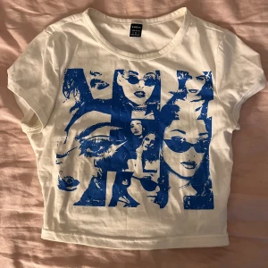 T-shirt  - T-shirt med tryck🤍