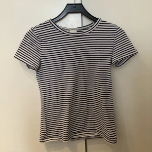 Svartvit Randig T-shirt - Bomulls t-shirt, ganska varm 🤍🖤