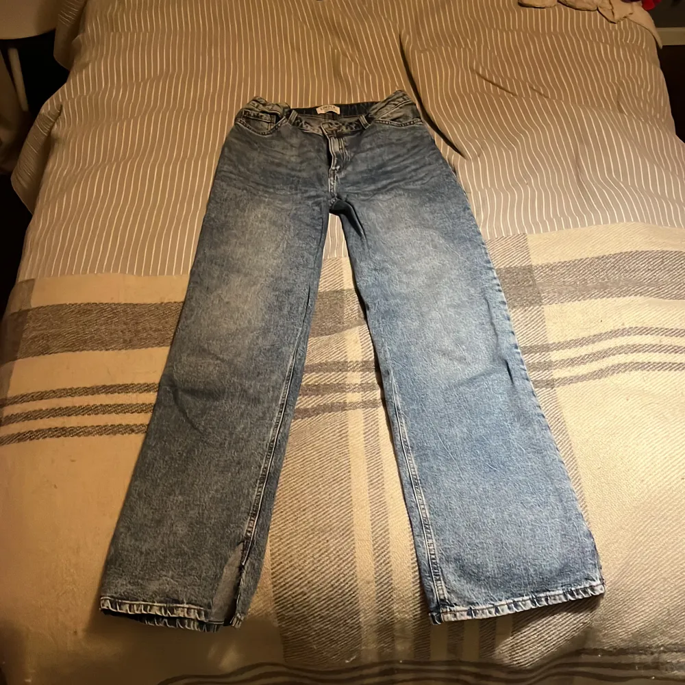 Lågmidjade snygga jeans säljes då jag inte använder dem så mycket längre. De är stretchiga vilket inte syns och även omsydda från högmidjat till låg vilket inte heller syns vid användning. Pris kan diskuteras 💕🩵. Jeans & Byxor.