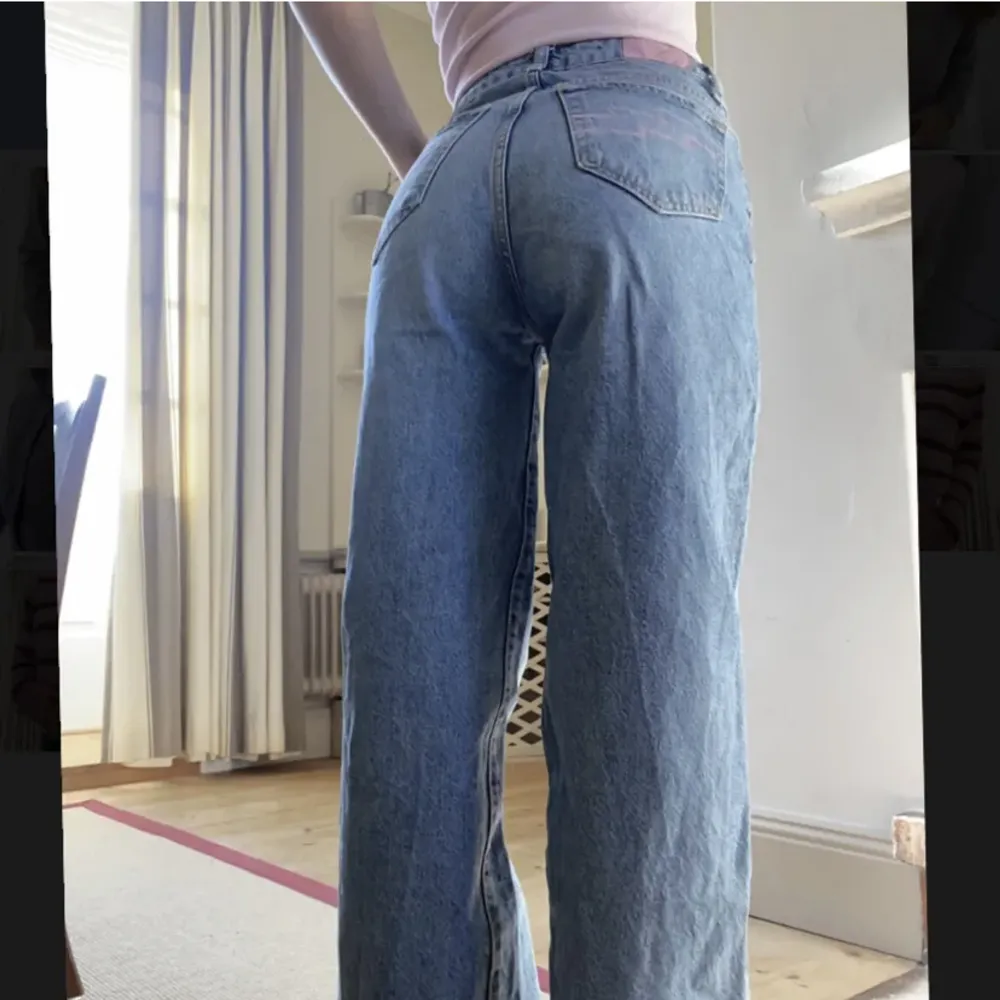Ni systers jeans, det är hon som har målat i bak!! De är så coola i nyskick:)). Jeans & Byxor.