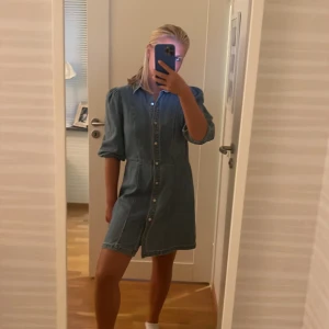 Klänning ifrån hm i jeans - Säljer den super fina klänning i jeans ifrån hm
