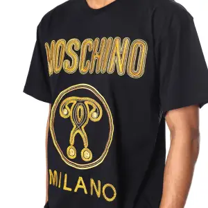 Säljer en aldrig använd Moschino T-shirt som är köpt på Luisaviaroma för 4000kr, Storlek 48/M