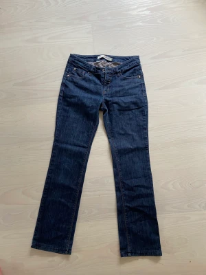 Snygga lågmidjade jeans - Supersnygga mörkblåa jeans med låg midja.
