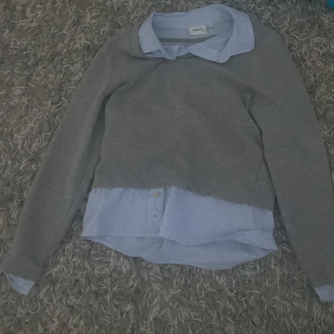 Grå tröja med skjorta - 90