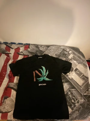 Palm angels T-shirt  - Palm angels tee i använd skick cirka 2-3 gånger skulle jag säga för övrigt jävligt bra skick på den äkta såklart väldigt fräck och skön. Storlek xl 