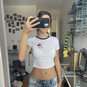 Vit baby-tee med Mimmipigg-tryck - Vit ribbad baby-tee med mimmipigg-tryck. Vid snabb affär kan pris diskuteras:))