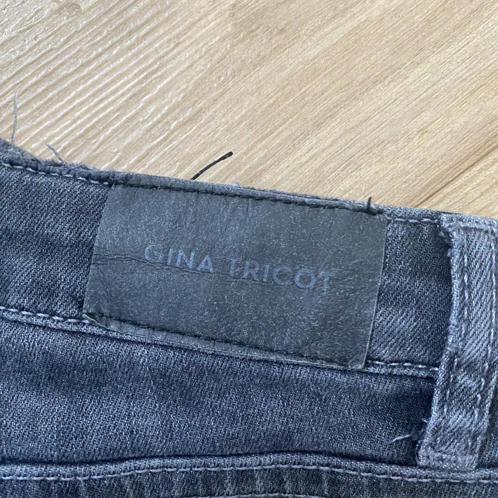 Supersnygga svarta bootcut lågmidjade jeans från ginatricot som jag tyvärr inte andvänder längre och därmed säljer. Inga skador och de sitter perfekt. De är i storlek 146 och är slutsålda överallt nypris 299.95kr andväda ett fåtal gånger. . Jeans & Byxor.