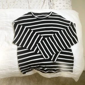 tröja/ långärmad skjorta - Jag säljer min tröja/långärmad skjorta, oversize med ränder