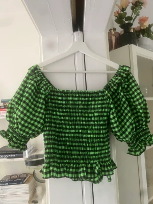 Zara topp - Rutig topp från zara i nyskick! Ställ gärna frågor om ni har några funderingar!