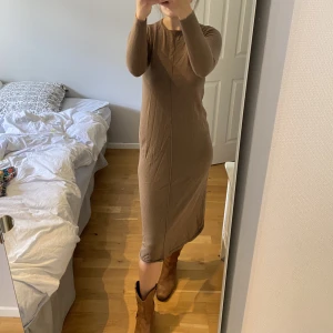 Stickad långklänning  - Super mjuk, perfekt till hösten, använd 2 gånger, sticks inte!!