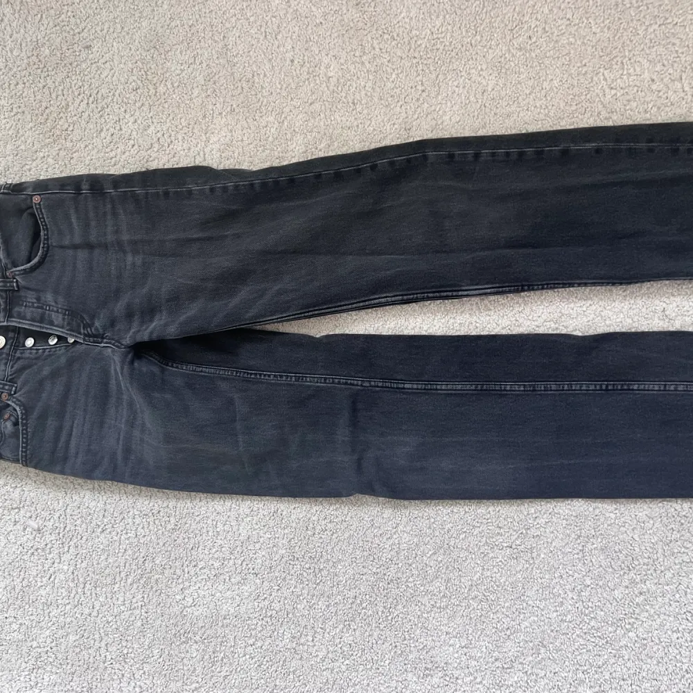 Midwaist jeans från zara. Jeans & Byxor.