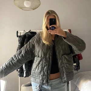 Grå zara jacka - Slutsåld och skitsnygg zara jacka i nyskick! Perfekt till höst😍💕🍁    Säljer bara vid bra bud!