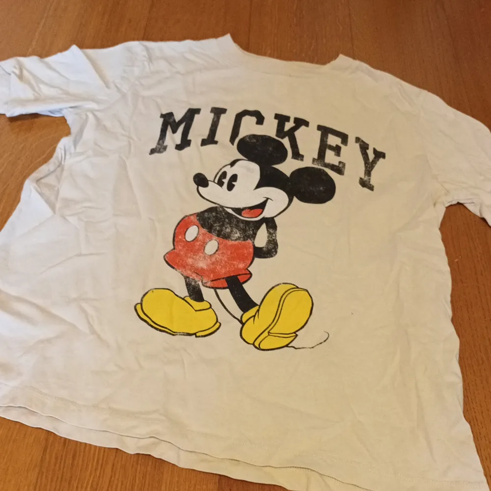 Disney tröja med musse pigg/mickey mouse, själva trycket på tröja ska se ut så asså lite ttp slitet, men tröja är knappast använd. T-shirts.