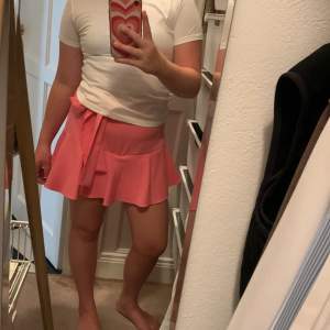 En så söt rosa kjol från Zara🥰🥰 använd 2 gånger och i nyskick🫶🏻🫶🏻 nypris är 400, mitt pris 250😍😍