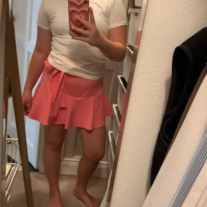 Rosa kjol från Zara - En så söt rosa kjol från Zara🥰🥰 använd 2 gånger och i nyskick🫶🏻🫶🏻 nypris är 400, mitt pris 250😍😍