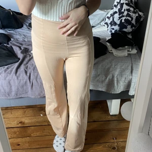 Byxor - Sköna byxor från Nelly. Väl använda men inga skador på byxorna.