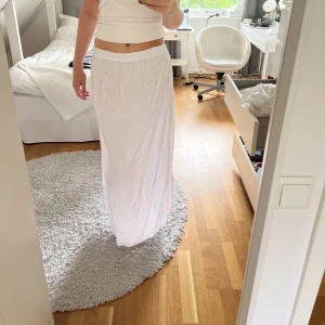 Vit långkjol - Jättefin vit långkjol, aldrig använd, i mycket bra skick! Den är i storlek xs men passar även s & m skulle jag säga då den är väldigt stretchig i resåren! Köparen står för frakt💕