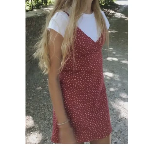 Röd klänning, Brandy Melville  - Röd klänning från brandy Melville, aldrig använd. Är one size men passar storlek xs och s