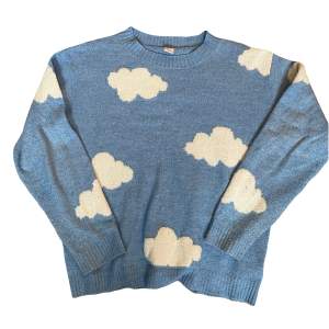 Blå tröja med moln från Lindex, super fin och skön till sommaren/våren då den är en lite tunnare bommullströja. Storlek: Kids 170 men passar mig som är S
