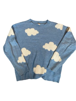 Moln tröja - Blå tröja med moln från Lindex, super fin och skön till sommaren/våren då den är en lite tunnare bommullströja. Storlek: Kids 170 men passar mig som är S