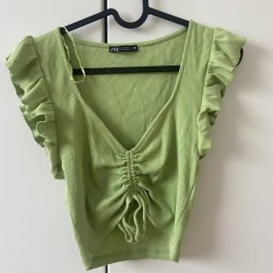 Grön zaratopp - Supersöt grön zara topp med volanger!⭐️⭐️⭐️M men passar mig som normalt sett har S!!