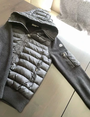 Moncler cardigan  - Moncler tricot cardigan  Storlek L mycket fint skick  9/10 ingår tags , möts upp i Malmö eller frakt pris 5299kr  Färg svart 