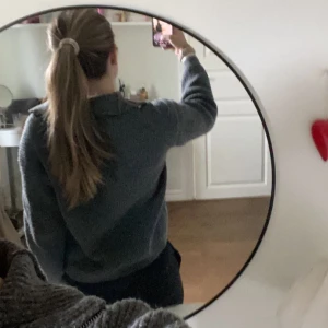 Mysig tröja🤍 - Så mysig tröja inför hösten/vintern💓 Änvönds tyvärr inte längre med så fint skick!💘 Hör av dig för fler frågor! Skulle säga att den mer sitter som en S❤️‍🔥