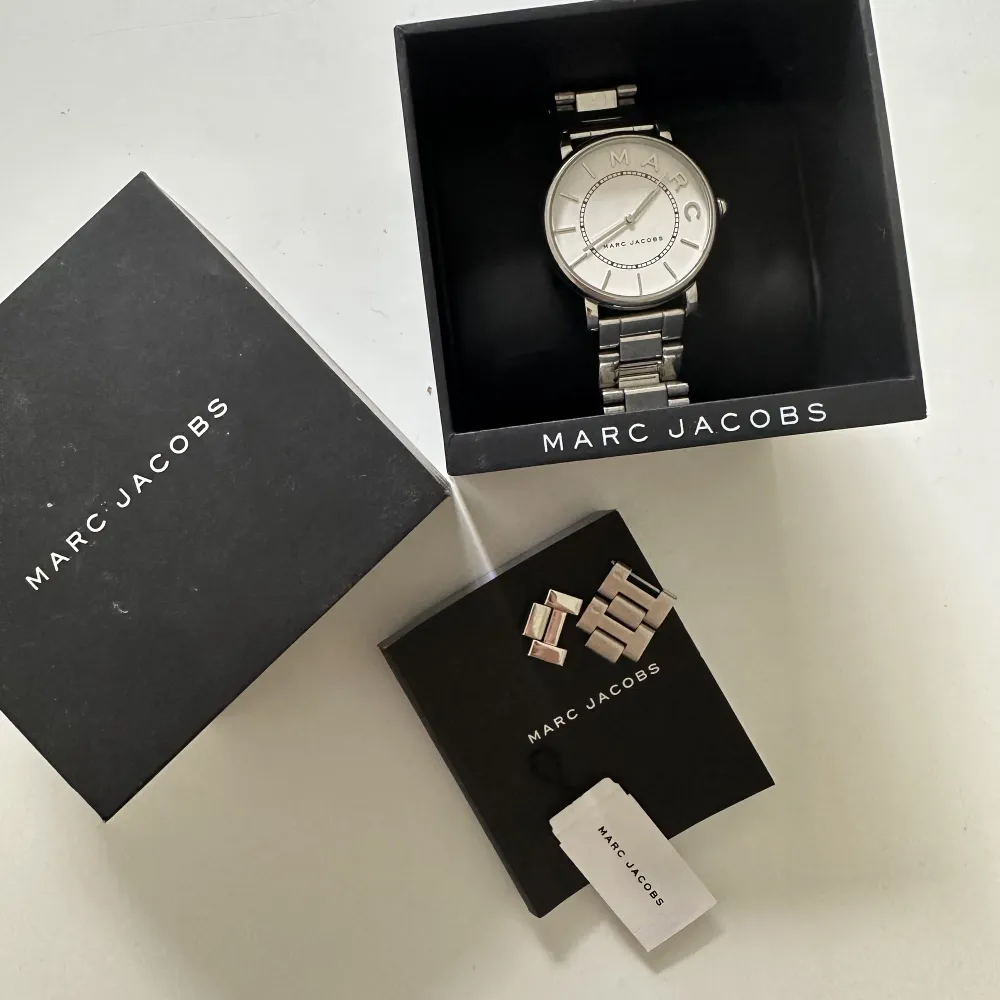 Superfin klocka från Marc Jacobs med originalförpackning. De slitage som finns är de som syns på bilderna. Ett nytt batteri behövs då de tyvärr är slut. Nypris: 2100kr. Muu.
