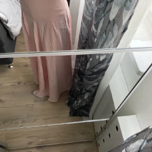 Lång kjol - En fin sommrig kjol. Väldigt fin och skön, knappt använd. VINTAGE!