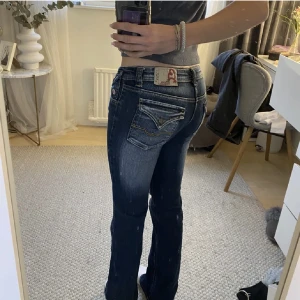Lågmidjade jeans - Säljer dessa jätte snygga lågmidjade jeansen med tryck där bak💗 Knappast använt dem så perfekt skick💓 Midjemått tvärs över är 38 och innebenslängden 80💞Skriv vid fler frågor💘