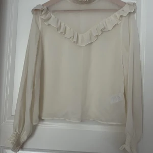 Blus BikBok - Beige blus från BikBok i strl S. Endast använd ett par varsamma gånger.  Hör gärna av er för fler bilder 😊 Priset kan diskuteras.  Köparen står för frakten 