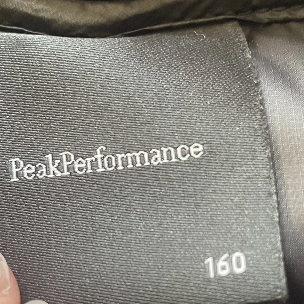 Säljer en väst från peak performance i storlek 160🤍 nypris 1100 och är i nyskick! . Jackor.