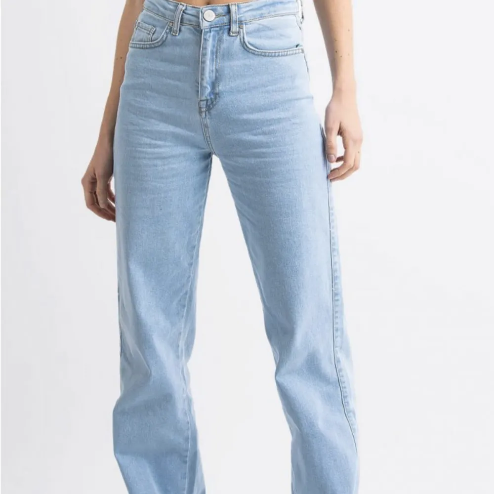 Jeans från madlady i ljusblåfärg. Sällan använda och är lite längre i benen. Byxorna har små vita fläckar framtill som syns på bilden men det syns inte när dem är på kroppen. . Jeans & Byxor.
