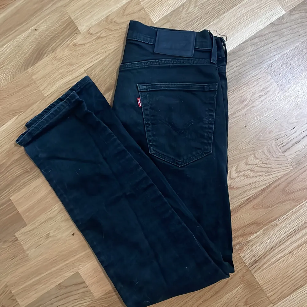 Svarta jeans från märket Levi’s  Använda ett tag därpå det låga priset   Inga hål eller liknade, bra skick . Jeans & Byxor.