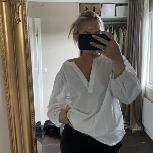 Vit blus  - En jätte fin vit blus med fina broderade detaljer. Tröjan har en v ringning och ganska stora armar!! (Vilket jag bara tycker är fint) kom privat för fler bilder eller frågor!!❤️❤️