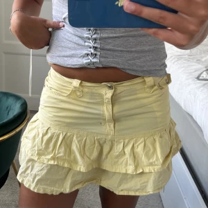 Kjol!  - Snygg gul kjol men som tyvärr har ett litet hål i fram men man tänker verkligen inte på det, se sista bild❤️