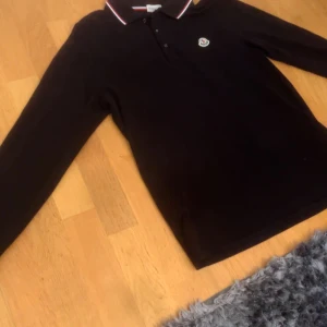 MONCLER PIKE - Äkta Moncler långärmad pike. Size:M Inköpt förra året men endast använd fåtal gånger.  Cond:9/10 
