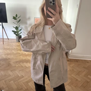 Trenchcoat  - Oversized trenchcoat perfekt till hösten!! 🧥storleken känns inte lika stor som den är 