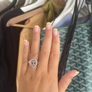 Säljer min super coola ring från Maria Nilsdotter i modellen ”Alien ring” storlek 17 knappt använd. Nypris 2995kr. Säljer den för 1550