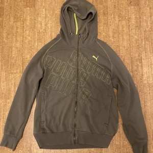 Puma zipup - Mysig mörkgrön zipup hoodie från puma🌟 Ganska stor Tryck på köp nu!!!