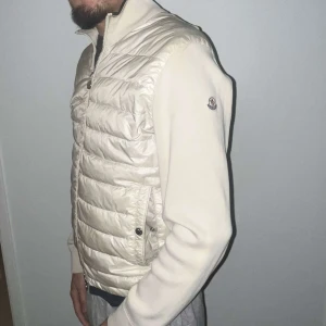 Moncler Jacka - Tja! En skön höst/ vår jacka köpt på nk för ca 2 år sen. Defekt på baksidan av kragen (sista bilden), den är lagad och snyns knappt. Qr-kod går att skanna men kvittot är tyvärr borttappad. Cond 8/10. Hör av er vid fler frågor:) Allt gott! Philip
