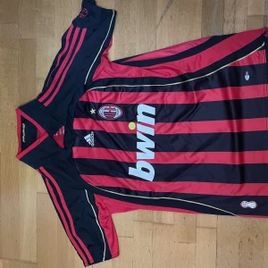 Retro AC Milan - Fet retro tröja som passar nästan alla.  Väldigt fin retro Milan tröja, en av världens bästa fotbollsspelare någonsin på ryggen. Skick, som ny. Knappt andvänd. Pris går att diskuteras vid snabb affär!